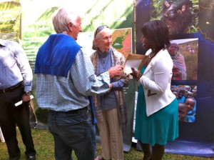 Jane Goodall mit Walter Inmann und Romie Musiimenta