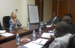 Jane Goodall beim Gespräch mit Ugandas Wirtschaftsminister