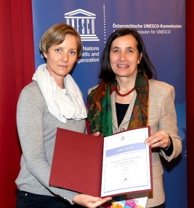 JGI-A Geschäftsführerin Mag.a Gudrun Schindler-Rainbauer (links) nimmt die UNESCO-Auszeichnung entgegen