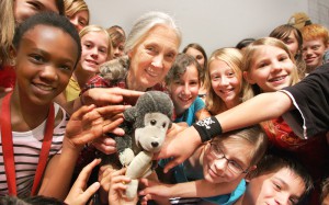 Jane Goodall mit Jugendlichen