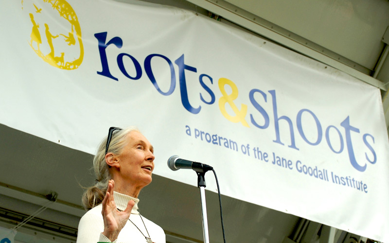 Jane Goodall mit Jugendlichen